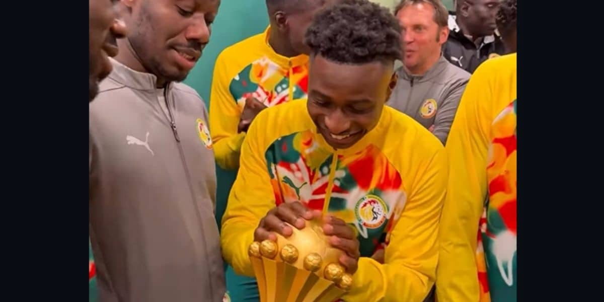 Senegal players presenting the AFCON trophy at Stade de France
