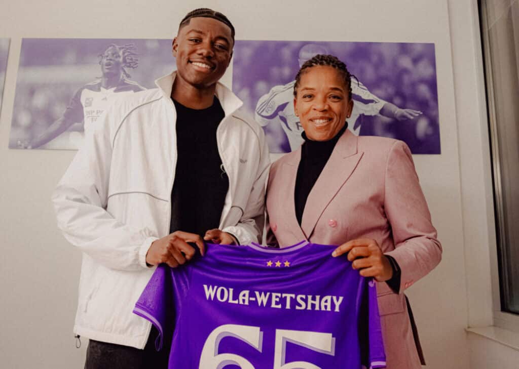 Melissa Onana alongside her brother Amadou Onana during a football event