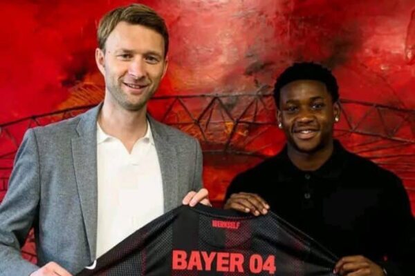 Jeremiah Mensah signing contract at Bayer Leverkusen