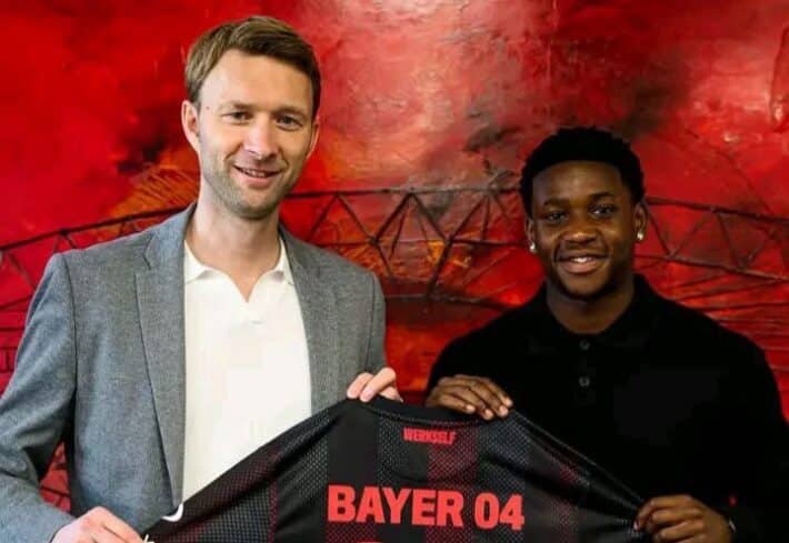 Jeremiah Mensah signing contract at Bayer Leverkusen