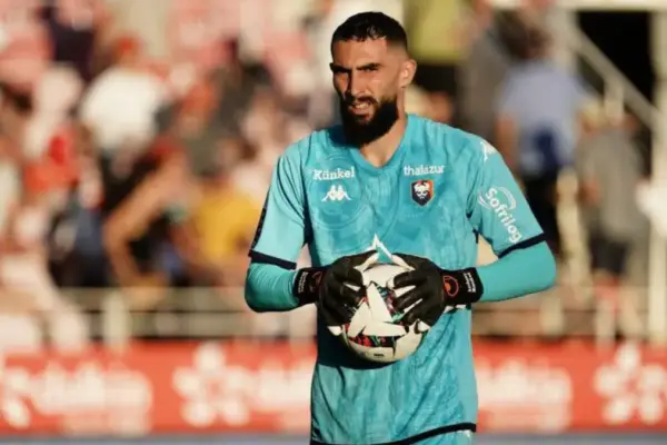 Anthony Mandrea in goal for SM Caen during a competitive match