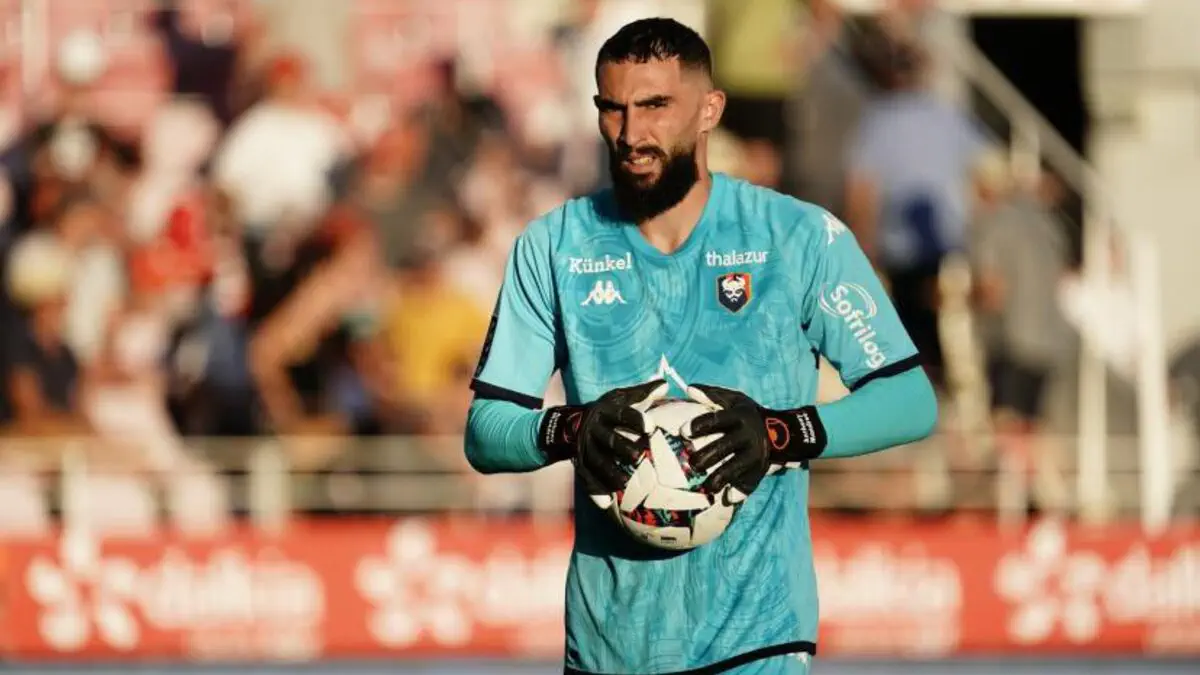 Anthony Mandrea in goal for SM Caen during a competitive match