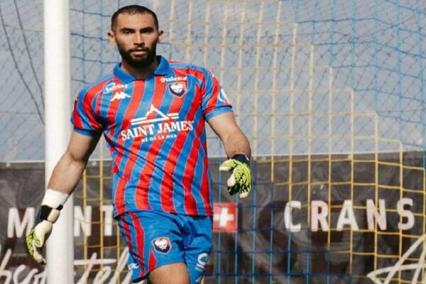 Anthony Mandréa playing as goalkeeper for Caen