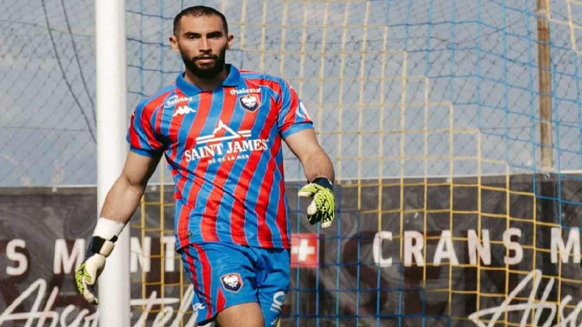 Anthony Mandréa playing as goalkeeper for Caen