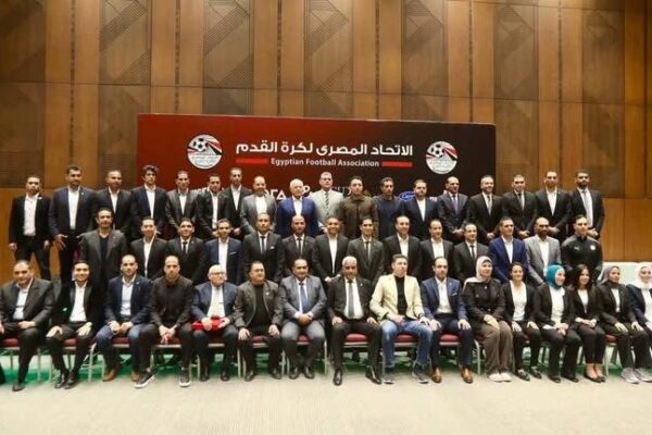 Egyptian FA hands FIFA badges to referees