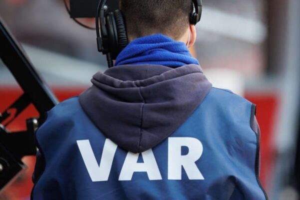 Egyptian referee uses phone replay to overturn penalty in second division match (VIDEO)