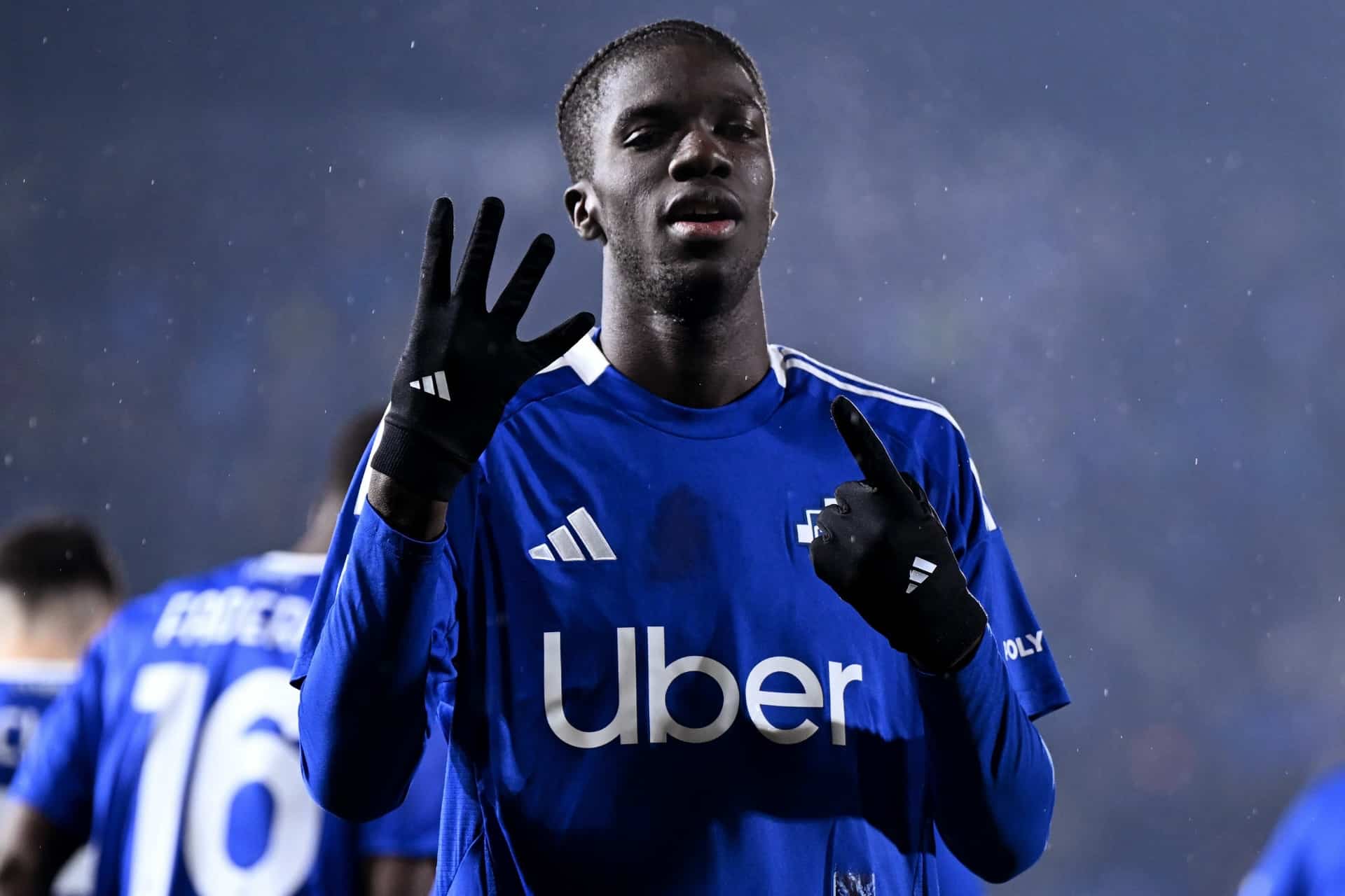 Assane Diao in action for Como against Inter Milan