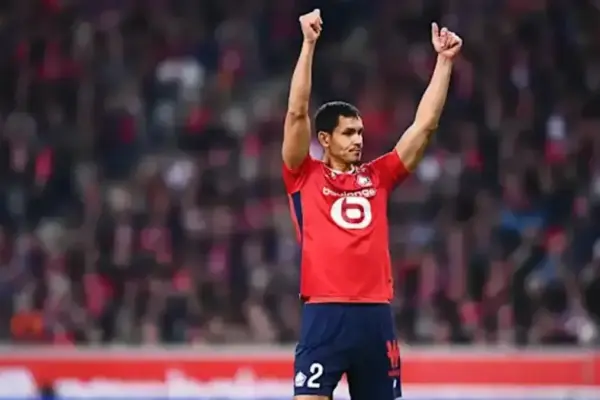 Aïssa Mandi defending during a match for LOSC Lille