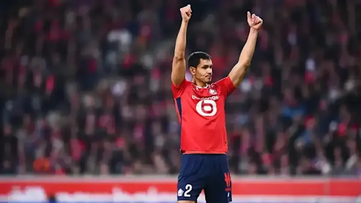 Aïssa Mandi defending during a match for LOSC Lille