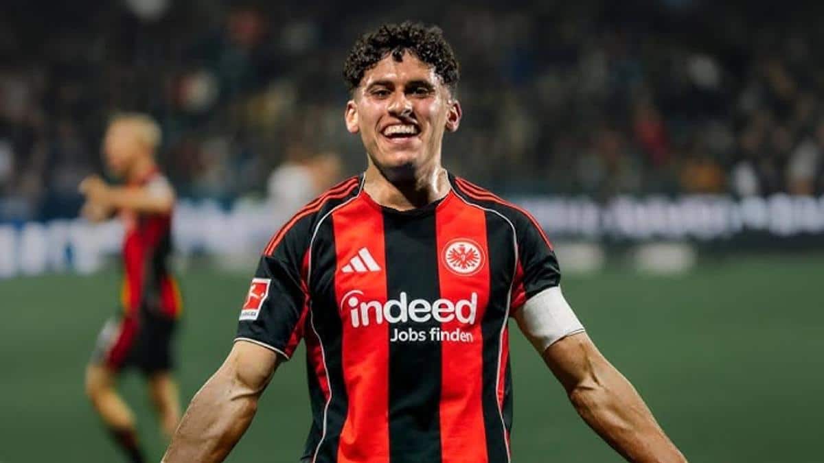 Ayoube Amaimouni-Echghouyab playing for Eintracht Frankfurt