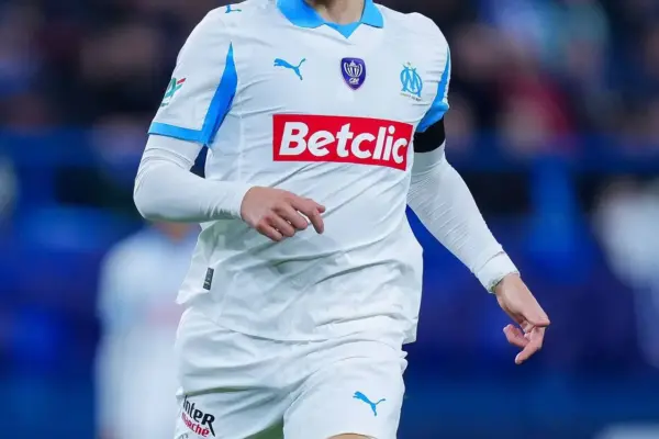 Amine Gouiri leaving the pitch injured during Lorient match