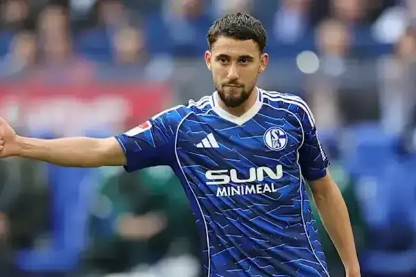 Adel Aouchiche controlling the ball for Schalke 04 in midfield