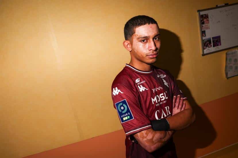 Tahirys Dos Santos prepares book after returning to football