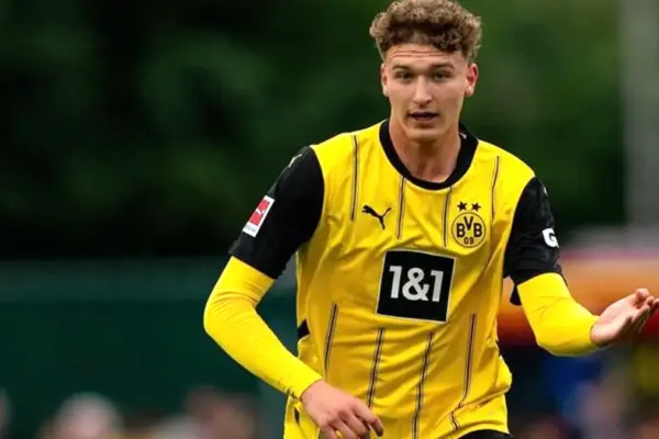 Mandréa playing for Dortmund