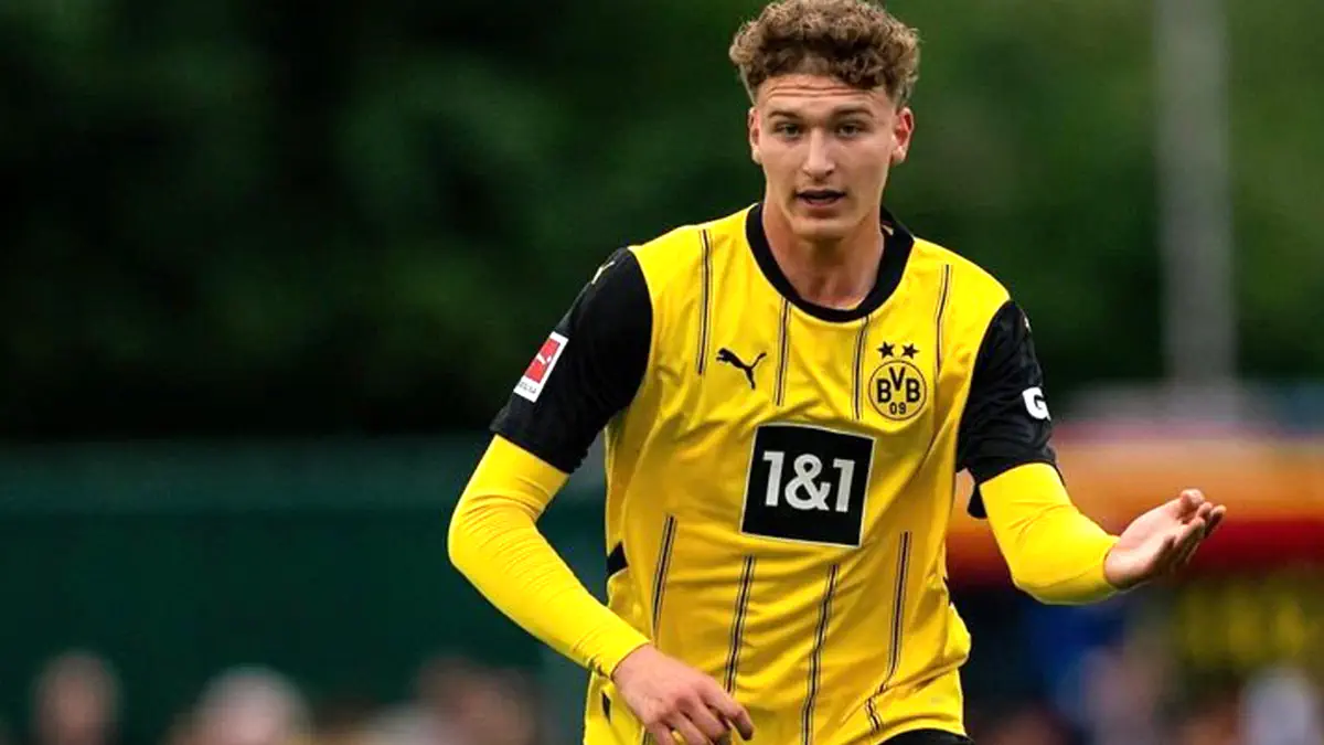 Mandréa playing for Dortmund