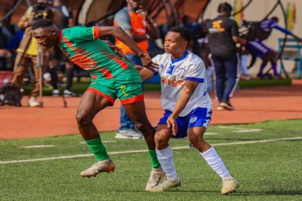 Players from Djoliba and Stade Malien competing for the ball