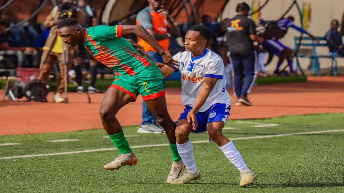 Players from Djoliba and Stade Malien competing for the ball