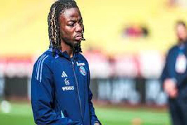 Ismael Doukoure playing for Strasbourg in Ligue 1