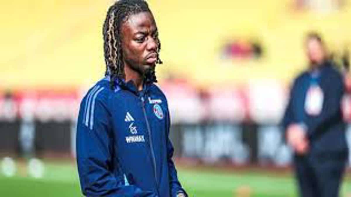 Ismael Doukoure playing for Strasbourg in Ligue 1