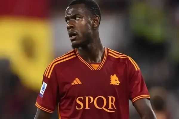 Evan Ndicka defending for Roma during a Serie A match