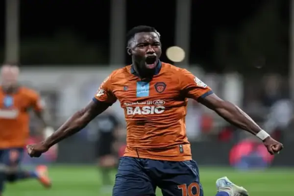 Fashion Sakala playing for Al-Fayha in a league match
