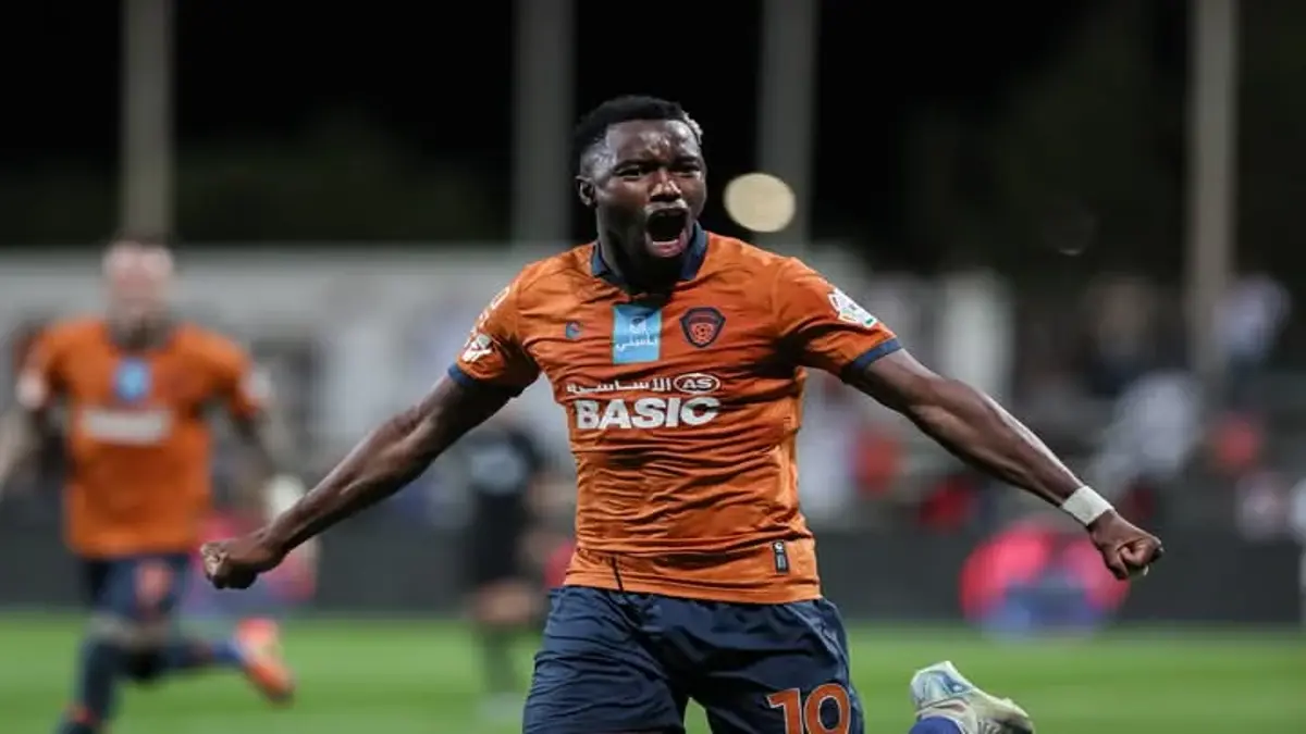 Fashion Sakala playing for Al-Fayha in a league match