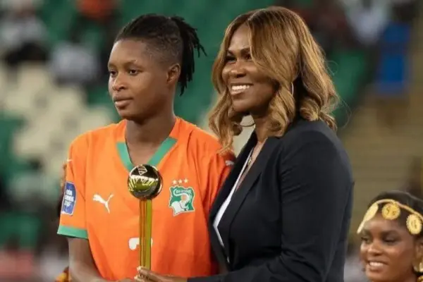 Habibou Ouedraogo receiving the best player award after the FIFA Women’s Series