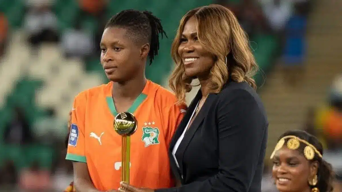 Habibou Ouedraogo receiving the best player award after the FIFA Women’s Series
