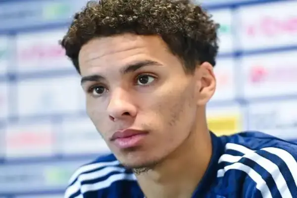 Ilan Kebbal in a press conference for Paris FC