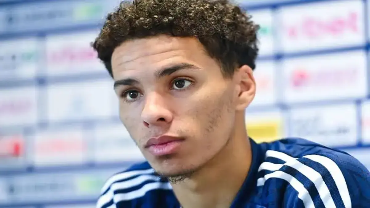 Ilan Kebbal in a press conference for Paris FC