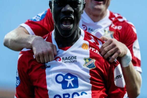 Mame Alassane Niang celebrating a goal for HamKam
