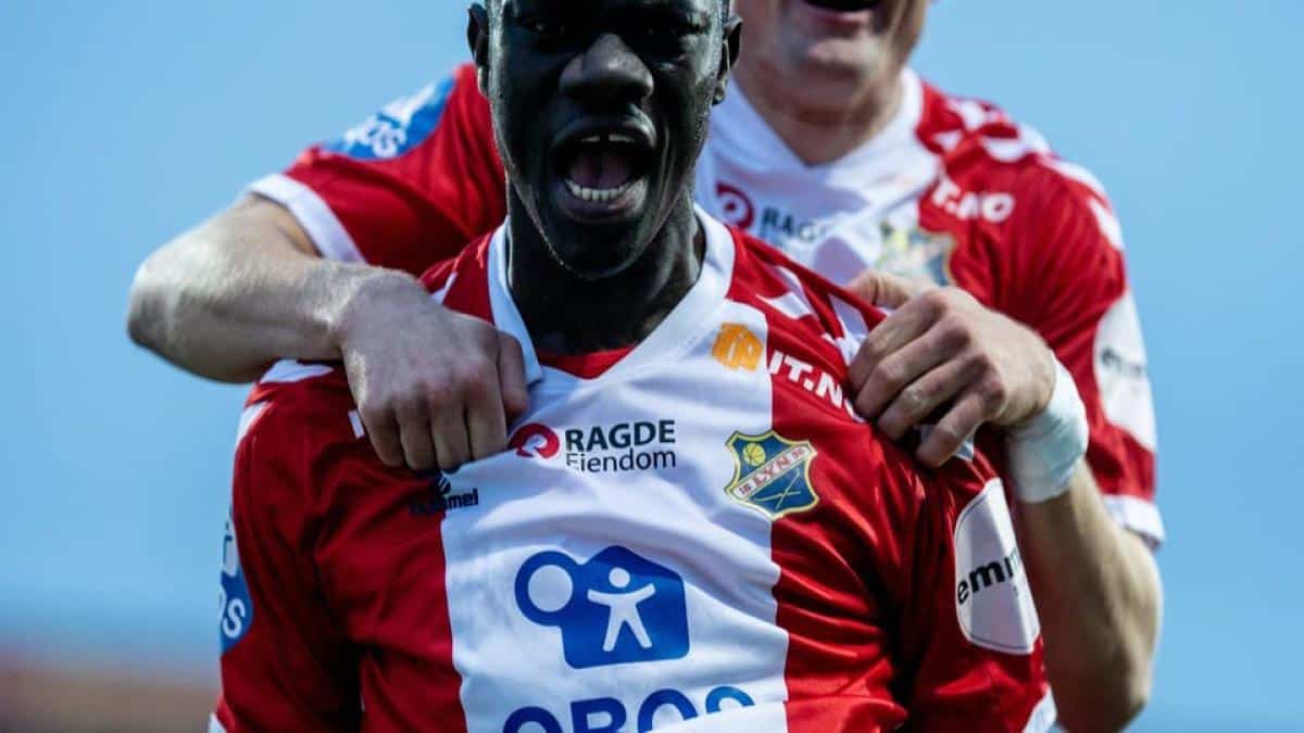 Mame Alassane Niang celebrating a goal for HamKam