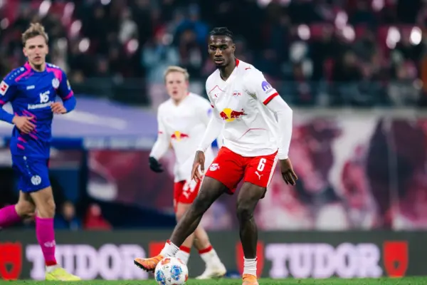 Ezechiel Banzuzi playing for RB Leipzig in midfield
