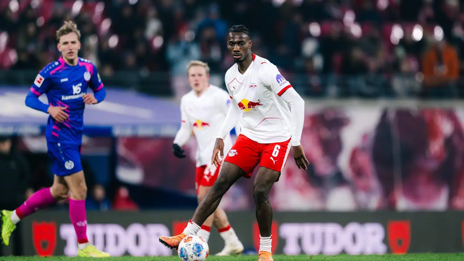 Ezechiel Banzuzi playing for RB Leipzig in midfield