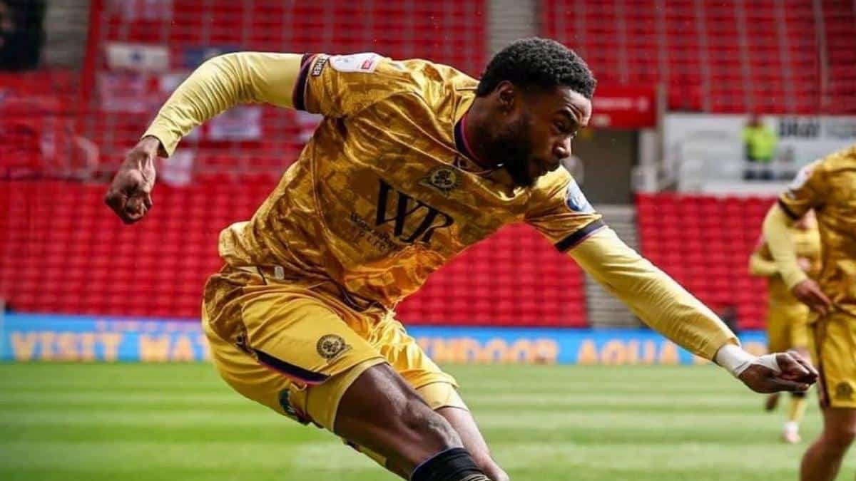Ryan Alebiosu delivering a cross for Blackburn Rovers