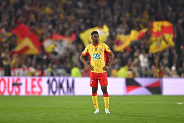 angaré celebrates with Lens supporters at Bollaert