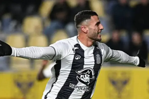 Yacine Titraoui playing for Sporting Charleroi in a league match