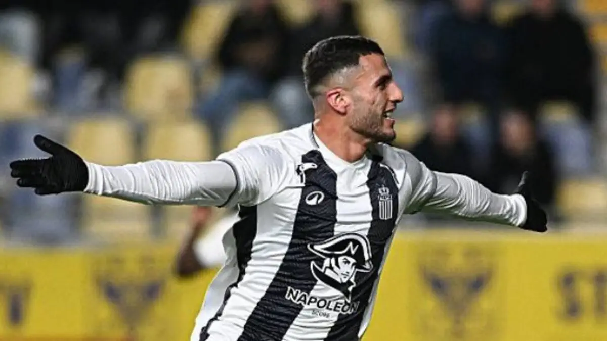 Yacine Titraoui playing for Sporting Charleroi in a league match