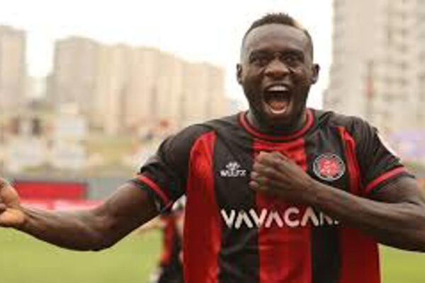 Mbaye Diagne celebrating Amedspor promotion with teammates