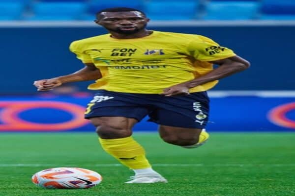 Oumar Sako defending for FK Rostov in a Russian Premier League match