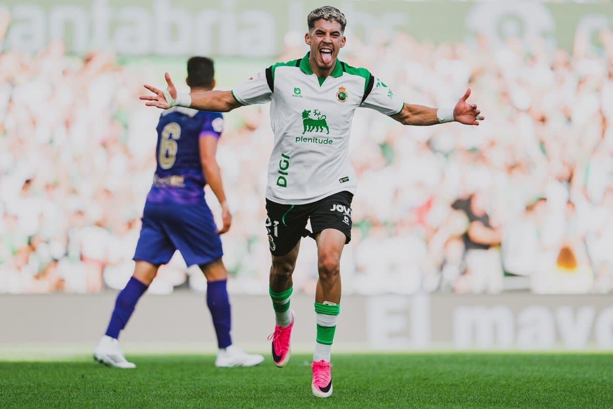 Yassir Zabiri celebrating in Racing Santander's white and green home kit