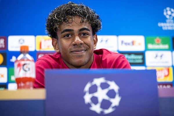 Lamine Yamal taps Frenkie de Jong for inside information ahead of Feyenoord clash