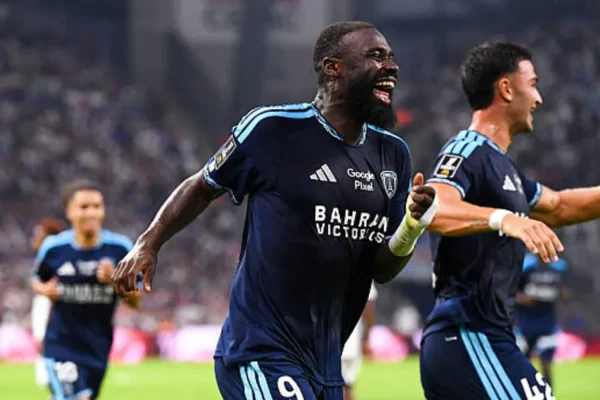 Lassine Sinayoko scores hat-trick for Paris FC