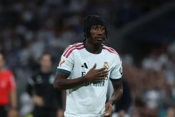 Yan Diomande receives support from Nicolas Pepe