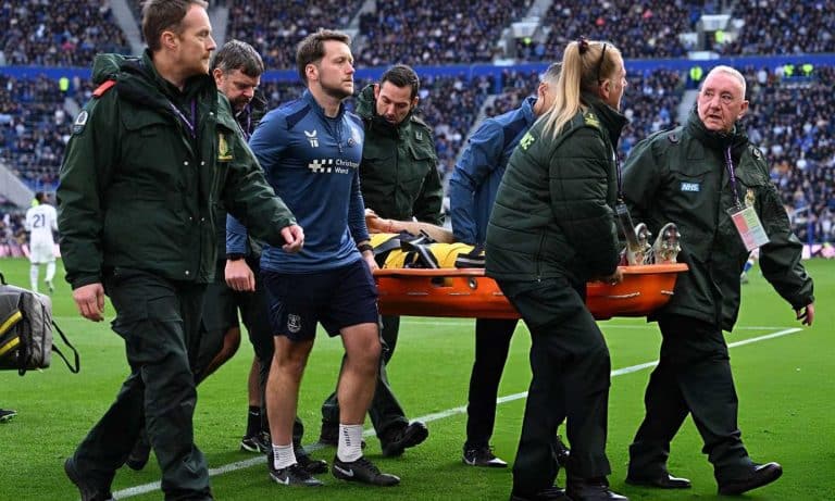 Emiliano Martinez carried off on stretcher after head injury in Chelsea ...
